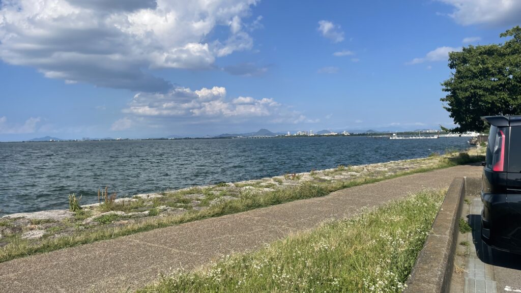 駐車場からの本湖景色