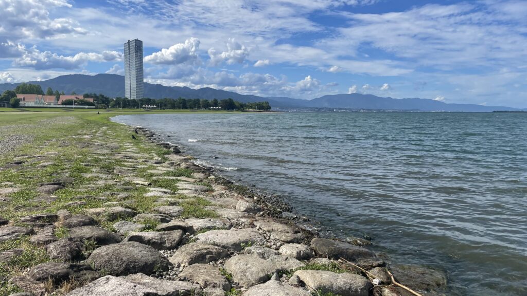 由美浜のゴロタ石エリア。バスが付きやすい変化のあるストラクチャー
