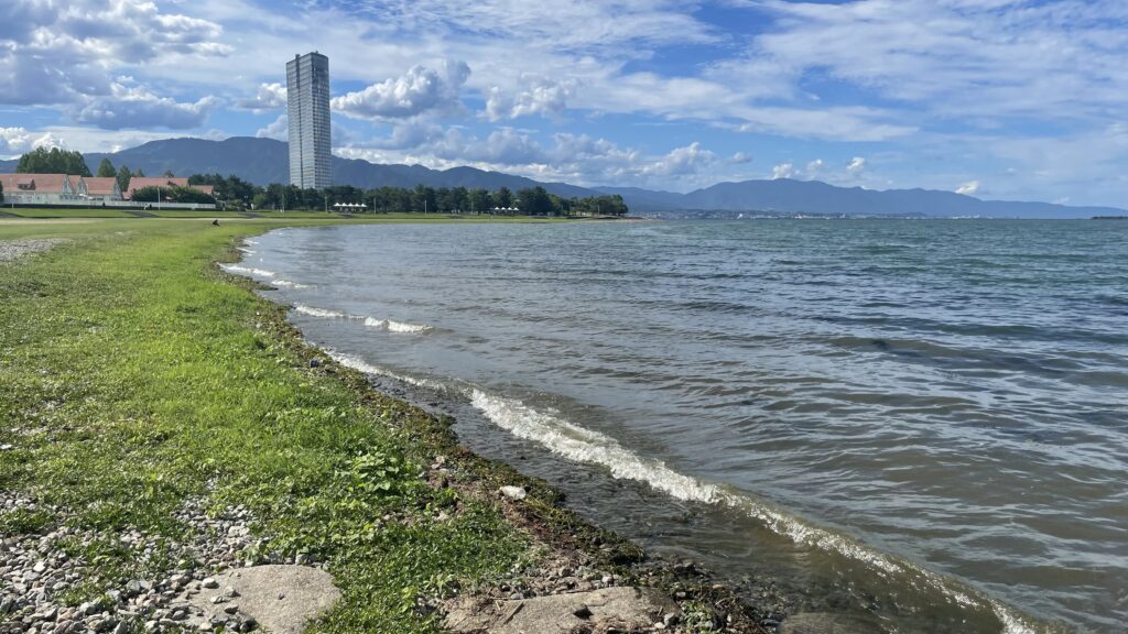 砂利質が広がるショアライン ウェーディング可能