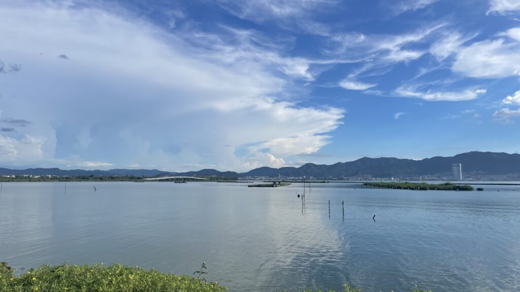 湖岸緑地沖側風景。　沖にはエリが設置されており，魚の通り道であることが伺える。